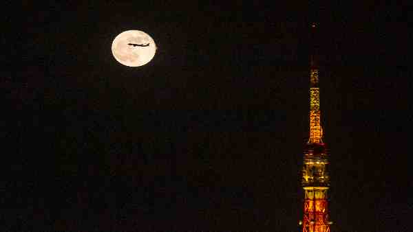 कैसे चांद सोखता जा रहा है धरती का पानी ?