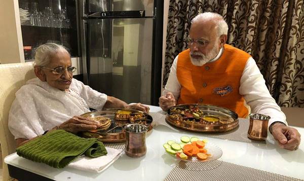 प्रधानमंत्री घर का खाना खाने मां के पास पहुंचे
