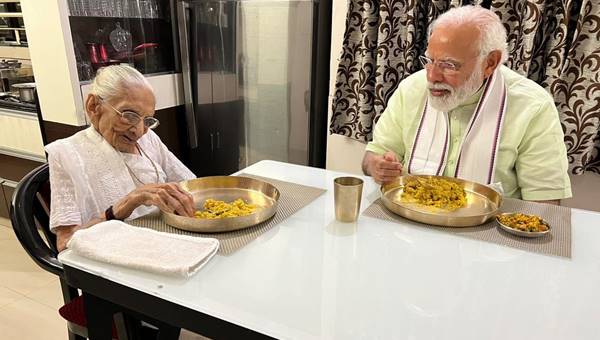 पीएम मोदी मां के साथ खाने की टेबल पर