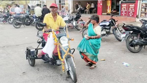 पैरों से दिव्यांग है संतोष कुमार