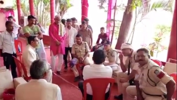 दुल्हन ने मंच से दिखाई हिम्मत