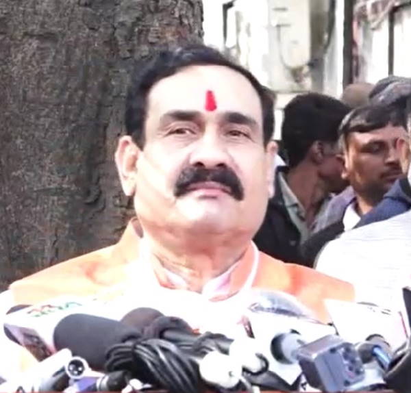 'अफसरों की पत्नियां भी परेशान करती हैं'