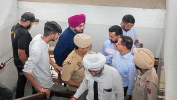 नवजोत सिंह एक हाई-प्रोफाइल कैदी हैं इसलिए...