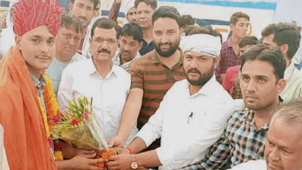 गांव में जोरदार स्वागत गांव में जोरदार स्वागत