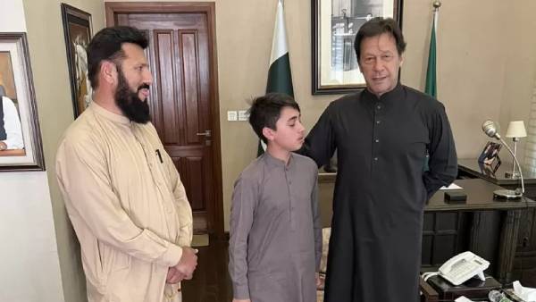 This case of this boy crying in front of Imran Khan This case of this boy crying in front of Imran Khan