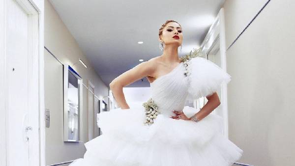 व्हाइट रफल गाउन में गॉर्जियस दिखीं उर्वशी