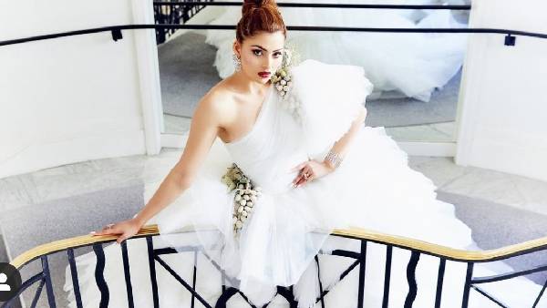 रे़ड लिपस्टिक और मेसी बन ने लगाए चार चांद