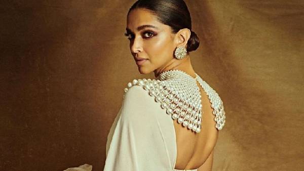 मोतियों के नेकलेस से कंप्लीट किया लुक 