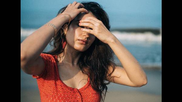 अलग-अलग पोज देती हुई आईं नजर