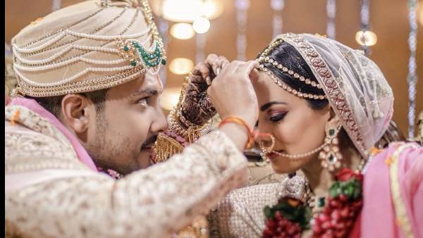 फैंस के साथ शेयर की शादी की तस्वीर