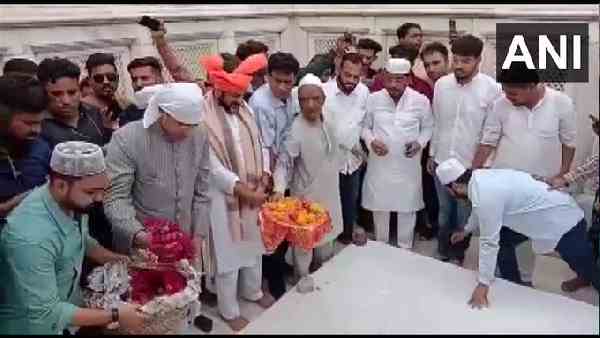 औरंगजेब की मजार पर भी पहुंच ओवैसी