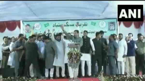 ....कुत्तों का काम भौंकना है- ओवैसी