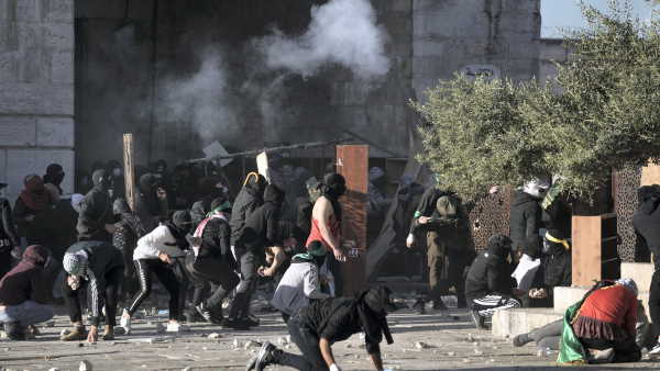 पुलिस के साथ हाथापाई