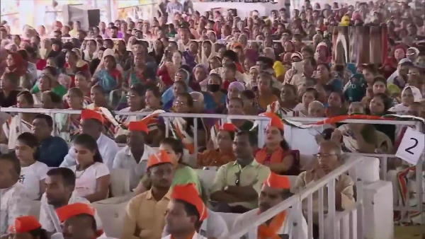 Gujarat Bharuch ‘Utkarsh Samaroh’, PM Modi gets emotional while interacting with daughter of beneficiary