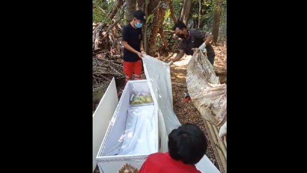 घर पर नहीं थी बिजली-बिस्तर