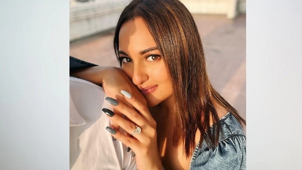 खुद का आर्टिफिशियल नेल ब्रांड लॉन्च खुद का आर्टिफिशियल नेल ब्रांड लॉन्च