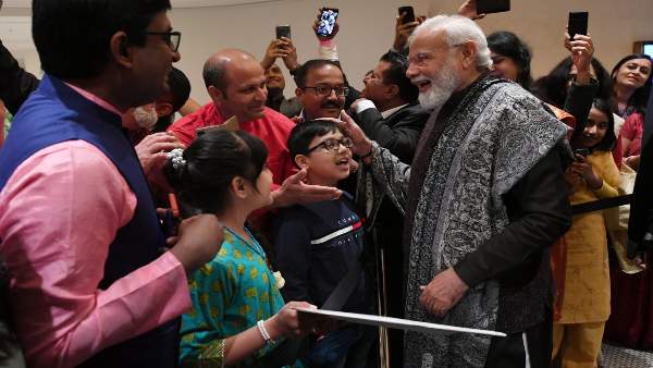 बर्लिन में बच्चे ने पीएम के सामने गाया गीत बर्लिन में बच्चे ने पीएम के सामने गाया गीत