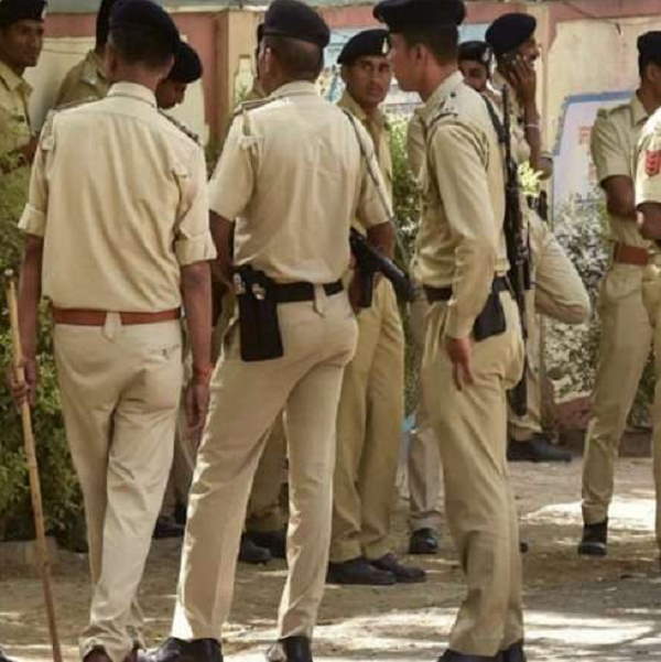 'अफसरों का निजी स्वार्थ आड़े आया'