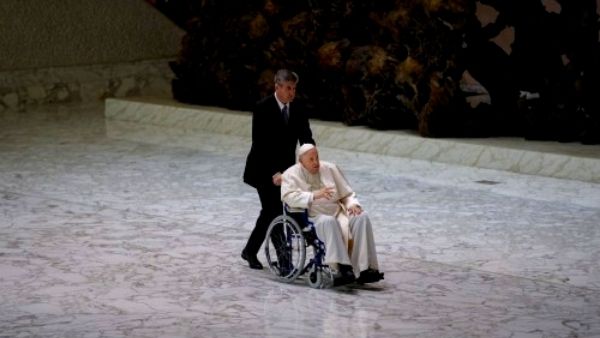 घुटने में खिंचाव से पीड़ित हैं पोप घुटने में खिंचाव से पीड़ित हैं पोप