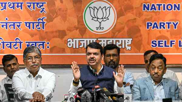 शिवसेना को अपना दूसरा उम्मीदवार हटा लेना चाहिए- फडणवीस