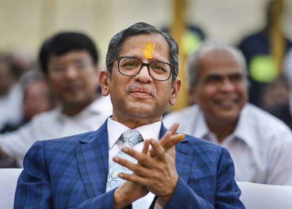 जजों की नियुक्ति में CJI का 'भागीरथ यत्न' जजों की नियुक्ति में CJI का 'भागीरथ यत्न'