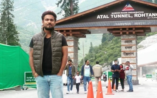 दिल्ली के सम्राट होटल ले गया