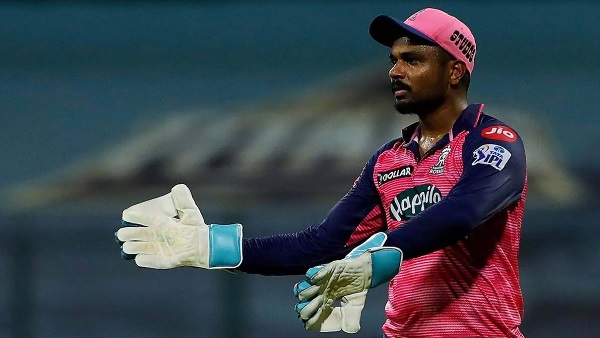 संजू को चुना बताैर विकेटकीपर