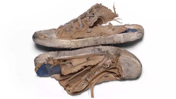 48 हजार में बिक रहे हैं ये फटे-पुराने जूते 48 हजार में बिक रहे हैं ये फटे-पुराने जूते