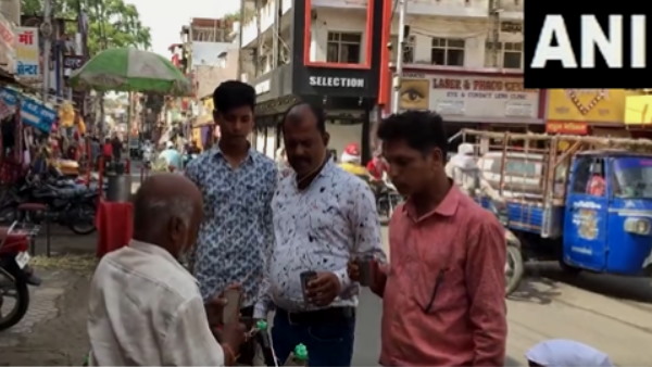 घूम-घूम कर प्याऊ का काम करते हैं घूम-घूम कर प्याऊ का काम करते हैं