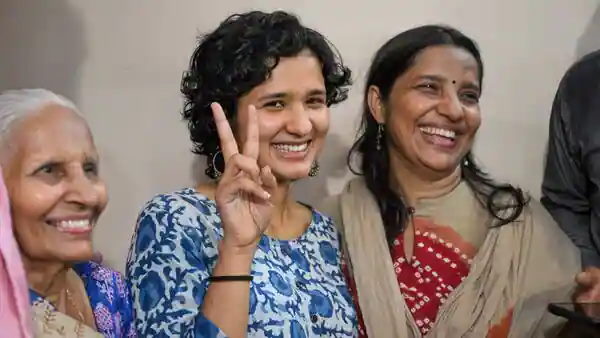 यूपी की श्रुति शर्मा ने किया टॉप