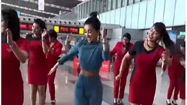 एक साथ झूमते नजर आए लोग 