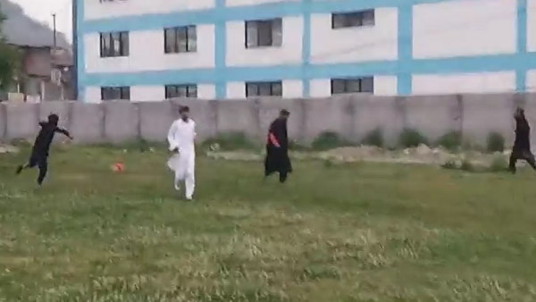 Eid al-Fitr : stone pelting today on Security forces outside mosque in Kashmirs Anantnag 