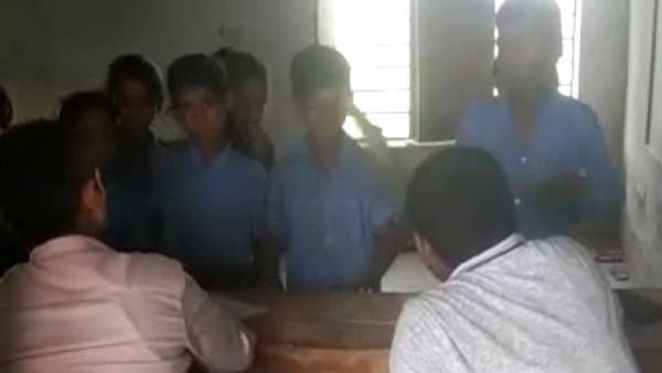 सरकारी स्कूल में छात्रों के साथ हो रही ज़्यादती