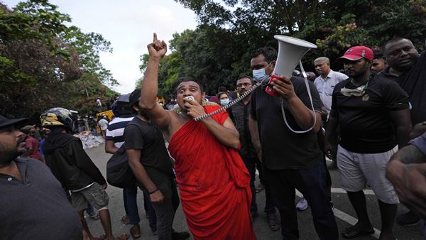 गलत नीतियों ने श्रीलंका को ले डूबा