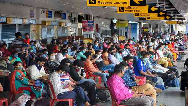 अब प्लेटफॉर्म टिकट 10 की जगह 50 रुपये के मिलेंगे