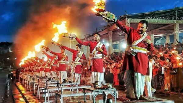 त्रिवेणी घाट ऋषिकेश में महाआरती त्रिवेणी घाट ऋषिकेश में महाआरती