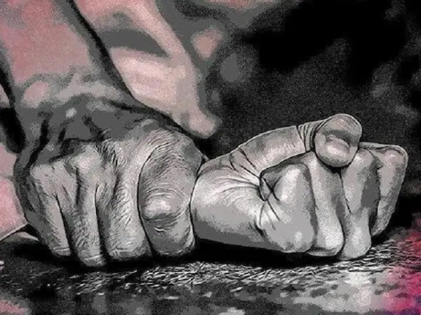 पुलिस ने आते ही उससे फोन छीन लिया