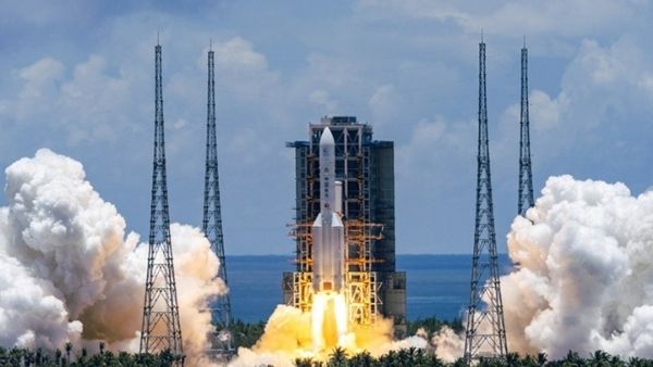 अगले महीने तीन लोगों का चालक दल के जाने की उम्मीद है अगले महीने तीन लोगों का चालक दल के जाने की उम्मीद है