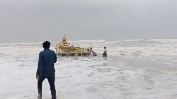 समुद्र से निकला सोने का रथ!