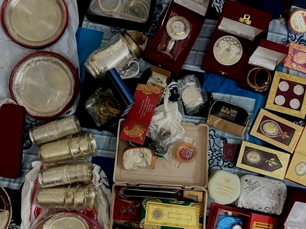  कोटा में 3.74 लाख नकद मिले