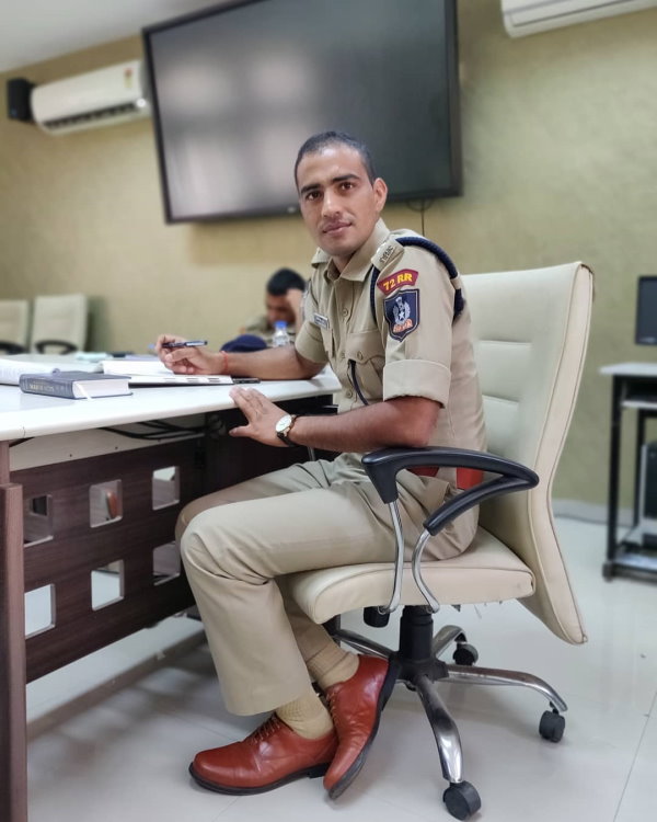 गृह मंत्री हर्ष संघवी ने भी कमेंट किया