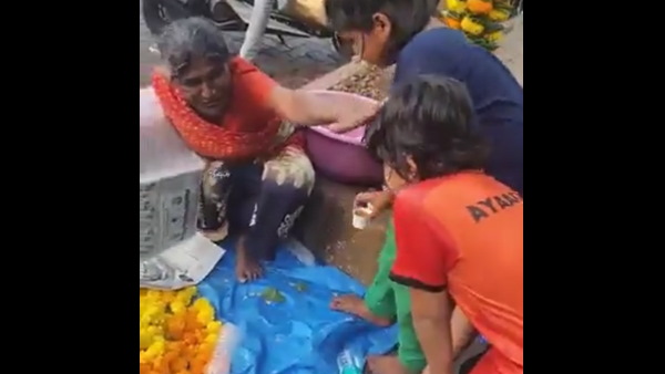 बूढ़ी महिला ने बच्चे को दिया आशीर्वाद बूढ़ी महिला ने बच्चे को दिया आशीर्वाद