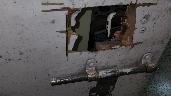 कटर मशीन से काटा दरवाज़ा