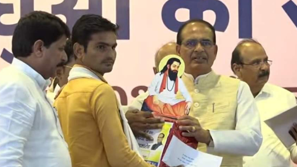 मोचियों को आर्थिक सहायता के रूप में 10 हजार रुपये 