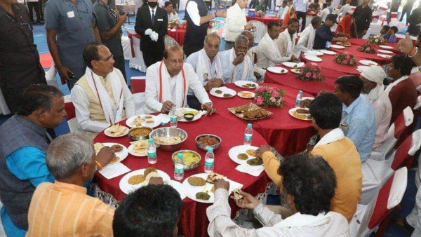 मुख्यमत्री चौहान ने मोची बंधुओं के साथ किया भोजन