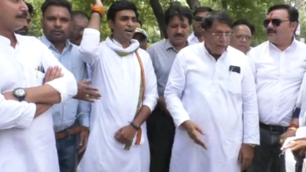 बढ़ती महंगाई और बेरोजगारी को लेकर युवा कांग्रेस ने भोपाल में प्रदर्शन किया