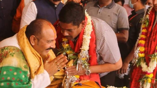 भड़काऊ पोस्ट के खिलाफ पंडित मिश्रा के समर्थक पहुंचे थाने