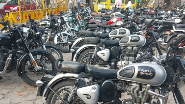 मोडिफाइड साइलेंसर लगाकर हल्ला मचाने वाले बाइकर को पकड़कर वाहन किए जब्त