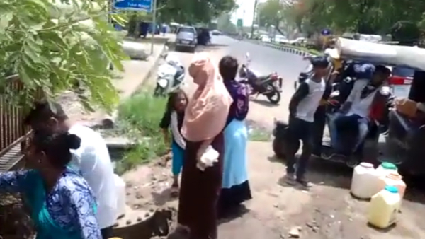 कड़कती धूप में डिब्बे लेकर पानी खोजने को मजबूर है जनता