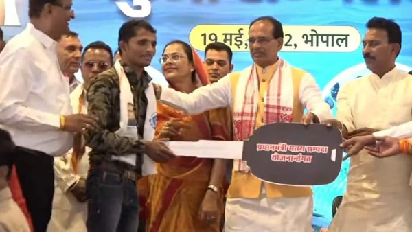मछुआ सम्मेलन में सीएम ने वितरित की 50 मोटरसाइकिलें मछुआ सम्मेलन में सीएम ने वितरित की 50 मोटरसाइकिलें